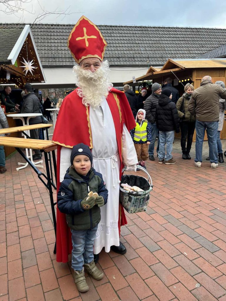 Der Nikolaus überbrachte auch Mehlbolzen an die Kinder.