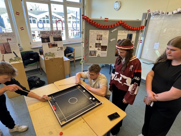 Ein landestypisches Spiel aus Lettland wurde in den Projekttagen gefertigt und am Tag der offenen Schule ausprobiert.