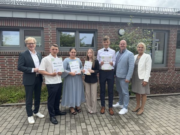 Gruppenfoto Jahrgangsbeste - von links: Bürgermeister Marcus Brinkmann, die besten Absolventen Maik-Georg Berner (9a), Sara Holstein (9b), Stacy Lenz (10b), Klaus Möller (10a), Konrektor Paul Klemme, Schulleiterin Petra Brokamp