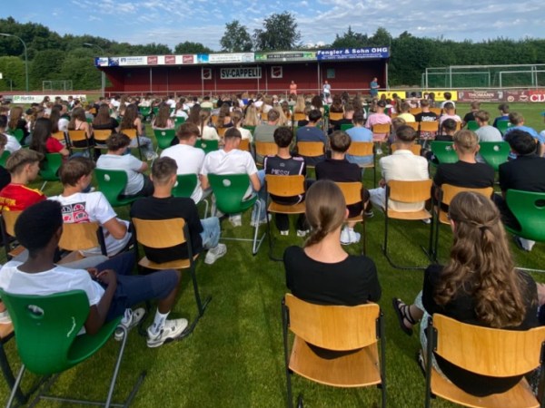 Am letzten Schultag des Schuljahres 2024/2025 trafen sich alle Schülerinnen und Schüler sowie alle Lehrkräfte zu einer Schulversammlung bei bestem Wetter auf dem Sportplatz. Hier wurden zahlreiche Ehrungen vorgenommen. Ausgezeichnet wurden Schülerinnen und Schüler, die sich besonders erfolgreich gezeigt haben: Plattdeutscher Lesewettbewerb, Talente des Monats, KlassensprecherInnen, Gewinner des Fußballturniers in Emstek, Platzierte beim Volleyballturnier, Einsatz für das Aquarium, besonderes soziales Engagement, Klassenlehrkräfte sowie unsere Schulsozialarbeiterin. Alle bekamen Urkunden und viel Applaus.